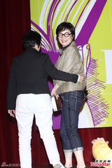 组图：林青霞短发眼镜办朗读会