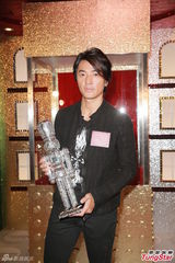 组图：郑伊健获赠水晶机器人 童心未泯最爱游戏