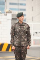 独家高清：Rain退伍行军礼哽咽 多国粉丝迎接