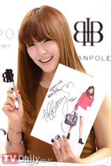 组图：少女时代Tiffany办签名会变秋季成熟女人