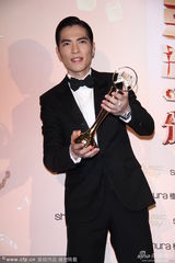 组图：萧敬腾获最佳国语男歌手 兴奋摆造型