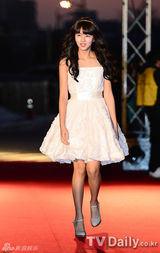 组图：韩星宋仲基获最优秀奖 刘仁娜长裙显高贵