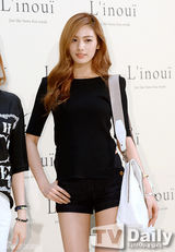 组图：张根硕少女时代等背靓包光鲜出席活动