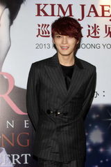 组图：韩国人气偶像金在中亮相上海魅惑帅气