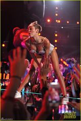 组图：麦莉穿肉色内衣挑逗男星 撅臀吐舌无下限