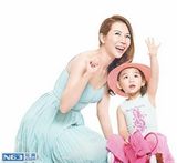 组图：蔡少芬携大女儿拍写真 互动温馨萌劲十足