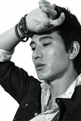 组图：蒲巴甲拍写真化身文艺范儿摄影师