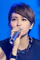 组图：梁咏琪黑衣皮裤酷劲十足 献经典情歌