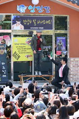 高清组图：韩星Rain剃发入伍腼腆可爱 千名粉丝送行