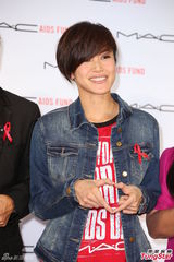 组图：何韵诗自曝生子计划 认两岁小帅哥做老公