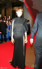 幻灯图集：朱莉现身日本 性感高衩黑裙秀美腿