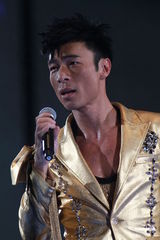 高清组图：许志安香港性感开唱 郑秀文现身不许求婚