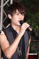 幻灯组图：AK顶酷暑台北签唱 劲歌热舞谢歌迷支持