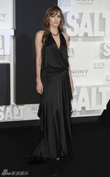 高清图：《特工绍特》柏林首映 朱莉着性感礼服出镜