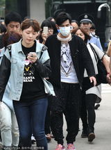 组图：周杰伦现身上海 保安开路粉丝追拍