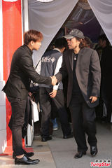 组图：胡瓜母亲告别式 张菲高凌风现身哀悼