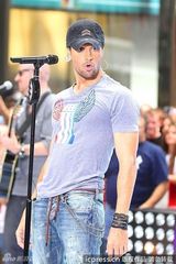 组图：NBC《今日秀》录影 安立奎热舞遭粉丝偷吻