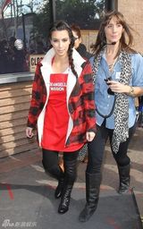 组图：金-卡戴珊感恩节下厨和妮基-希尔顿撞衫