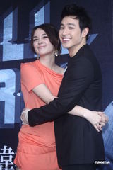 组图：潘玮柏庆功求桃花 张蓉蓉现身站台 