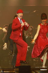 组图：张学友香港个唱揭幕 秀复古风秀踢踏舞