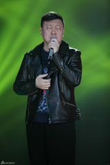 组图：周笔畅睡衣扮猫女 邓紫棋自弹自唱