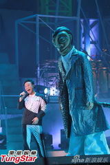 组图：陈奕迅开唱造型似黑山老妖 少说话多唱歌