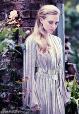 组图：阿曼达-塞弗里德《名利场》写真美若仙子