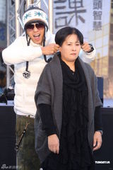 罗志祥新书大卖欲购名车 罗妈捐两百万做公益(图)