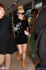 组图：韩团2NE1队长CL抵港 全程耍酷排场足