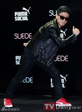 组图：Jewelry出席品牌新品发布会 热辣秀美腿