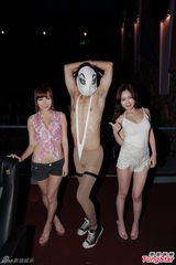 组图：日星铃木亮平宣传新片 与本裸男斗舞