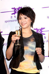 幻灯图：小S婚姻未亮红灯 李心洁婚期未定否认怀孕