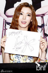 组图：Dal★shabet亮相签名会 造型清新可爱