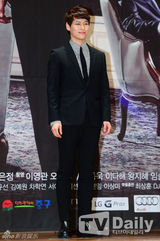 组图：李多海时隔八年再搭李栋旭 镂空裙秀美胸