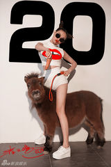 组图：崔天琪全新写真桀骜不驯 携草泥马上镜