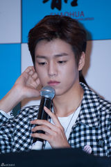 组图：李玹雨现身见面会用中午问候粉丝