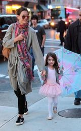 幻灯图：阿汤嫂带女儿外出就餐 小苏瑞芭蕾裙抢眼