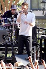 组图：马修-莫里森露天打歌发布首张个人专辑