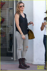 组图：黎安莱姆斯佛州休养 薄纱装出街神情惬意