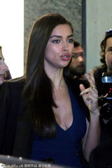 组图：C罗女友裙装亮相 笑容妩媚气质性感