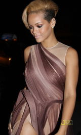 高清组图：蕾哈娜女神范儿打扮出席名流晚宴