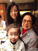 组图：钟镇涛为19岁女儿庆生 三女陪伴幸福美满