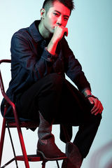 组图：张丹峰时尚简易风再现雅痞情调