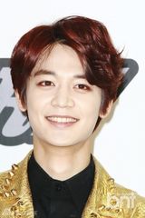 组图：SHINee出席演唱会记者会 舞台妆妖艳帅气