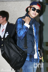 组图：帝国之子朴炯植返韩 休闲装潮范儿十足