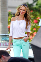 组图：超模斯内瓦普尔性感露肩 糖果色诱人