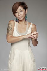 组图：林晓培暌违六年重返歌坛 写真秀纹身