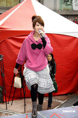 幻灯图：杨丞琳签唱会歌迷撑伞与偶像共浪漫