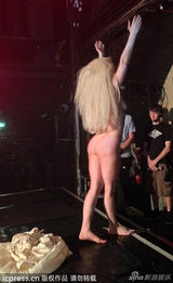 组图：Gaga伦敦全裸表演 当众脱衣豪放露三点