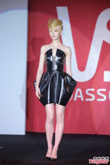 组图：桂纶镁金发造型示人 舞台上大玩变装秀